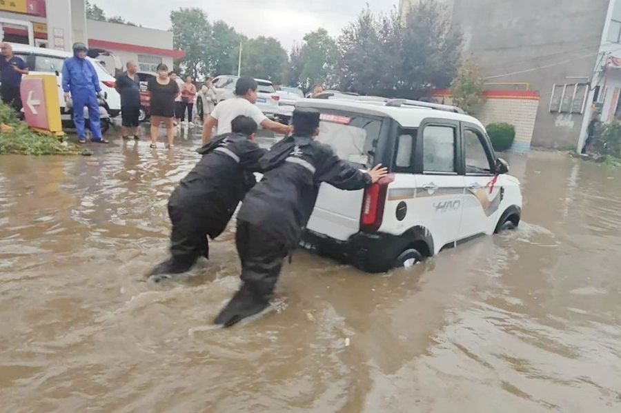 暴风雨中华州公安巡特警“硬核”守护。