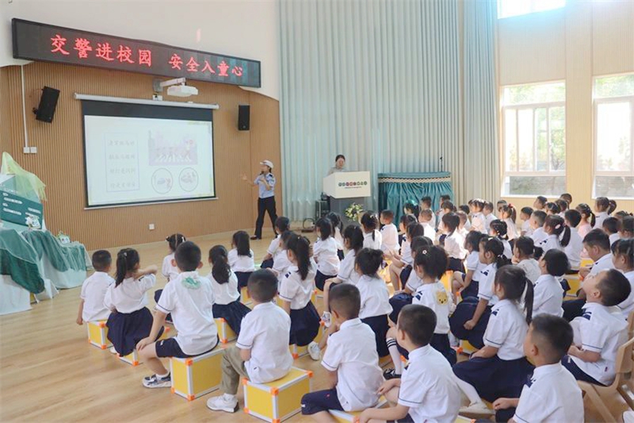 合阳交警走进幼儿园宣传交通安全。