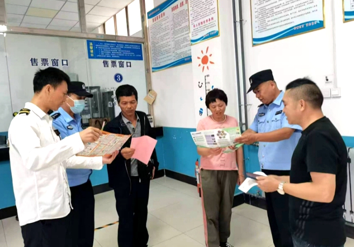 澄城县公安局长宁派出所向群众宣传反诈骗、禁毒、打击整治网络谣言、防欺凌等安全知识。