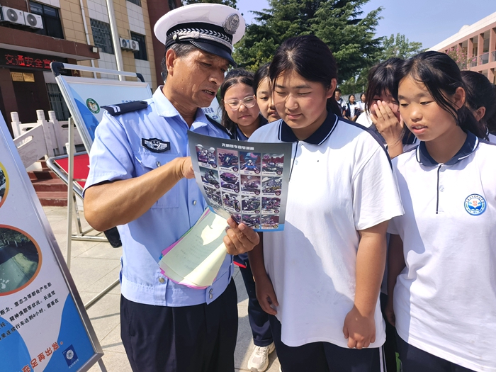 大荔县公安局交通管理大队民警走进石槽初中开展交通安全教育活动。