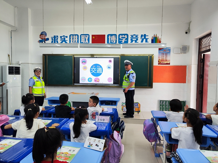 渭南高新交警进校园开展“知危险 会避险”交通安全宣传活动。