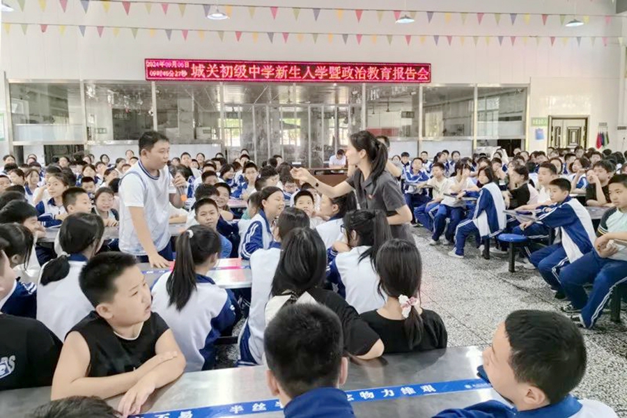蒲城法院走进城关初级中学开展法治教育。