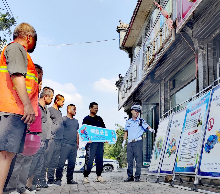 蒲城公安交警进农村开展秋季涉农交通安全宣传活动。