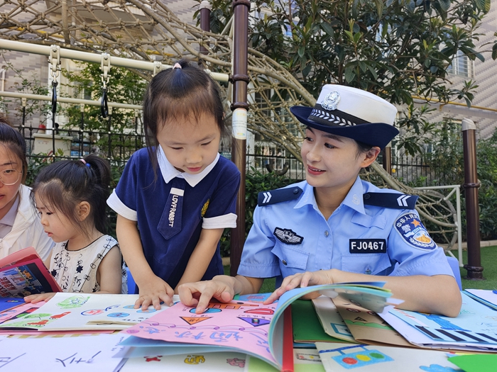 大荔公安交警把交通安全知识带进校园。
