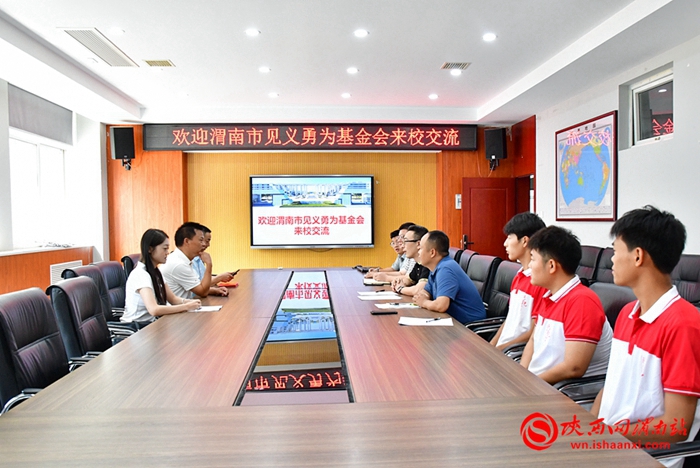 9月13日，陕西渭南见义勇为基金会副理事长吕升学一行到陕西铁路工程职业技术学院慰问勇救青岛溺水男子的三名大学生。记者 罗娜 摄
