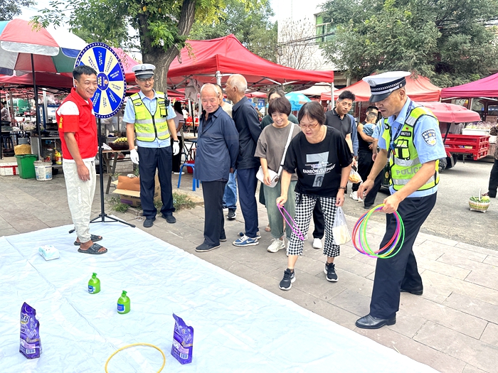 白水公安交警集市“摆摊”，为群众送上中秋“安全礼包”。