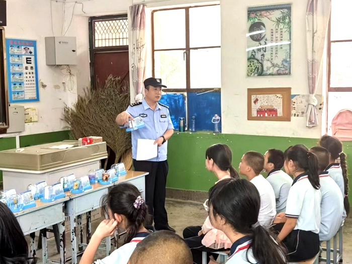 澄城民警进校园开展“开学第一课”法治教育。