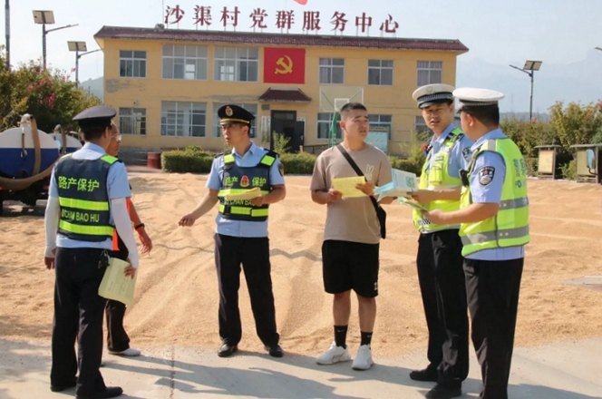 华阴市公安局交警大队联合华阴公路段开展交通安全宣传劝导活动。