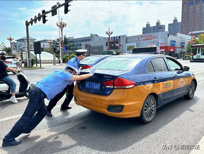 韩城公安交警中秋推车，帮助车主化解困难。