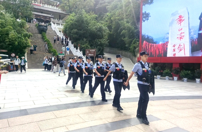 华阴民警在华山景区及景区沿线巡逻。