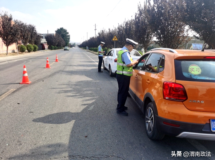 白水交警加强巡逻管控，及时疏导交通，力保假期返程辖区交通安全畅通。