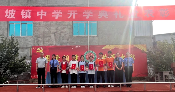 华州区首批“小小法治宣传员”持证上岗。
