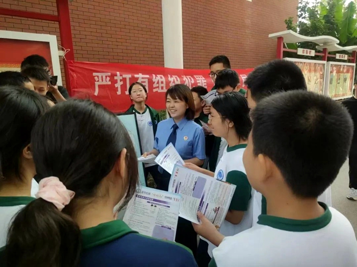 富平县人民检察院开展《中华人民共和国反有组织犯罪法》进校园普法宣传活动。