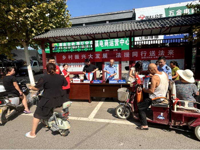 临渭区司法局法律援助中心在官邸镇开展“法律援助宣传月”活动。