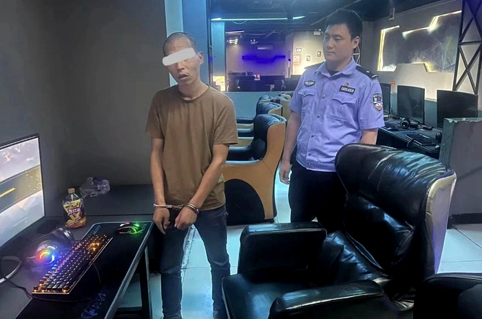 男子网咖盗手机被潼关警方抓获。
