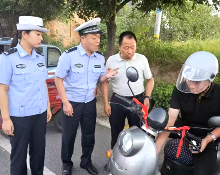 合阳县公安局交警大队在学校门口开展与学生家长面对面话安全交安宣传活动。