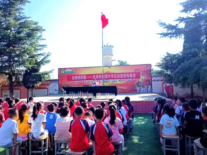 华阴市人民检察院干警走进学校开展普法宣传活动。