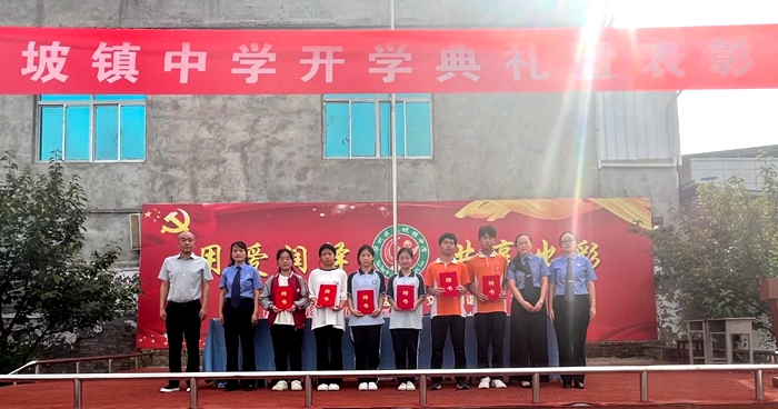 华州区首批“小小法治宣传员”持证上岗。