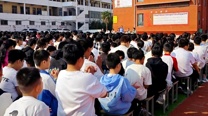 华阴市公安局罗敷派出所联合罗敷交警中队前往辖区罗山初中开展“法治讲座进校园 护航青春助成长”主题法治讲座。