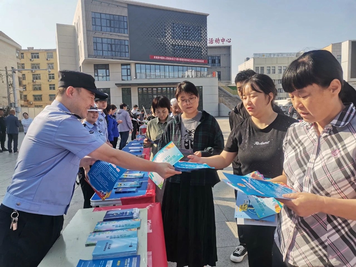 潼关县公安局禁毒大队联合多方力量开展禁毒普法宣传活动。