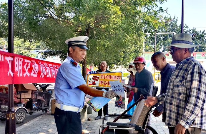 蒲城交警借助“趣味”主题运动会开展交通安全普法宣传。