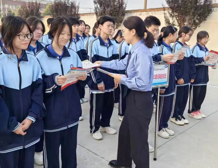 大荔检察开展《中华人民共和国反有组织犯罪法》宣传进校园活动.