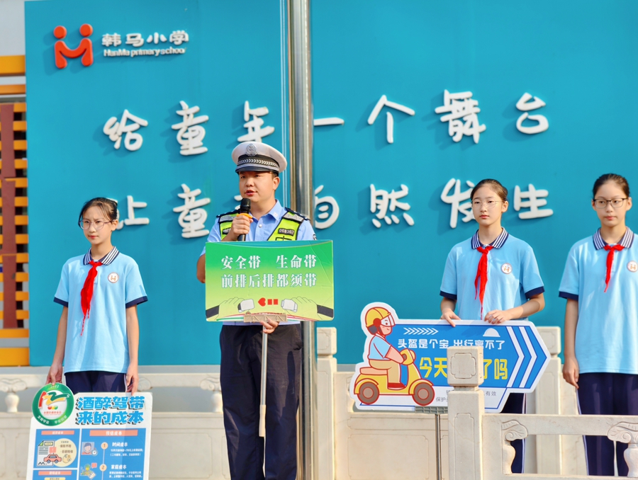 临渭交警大队民警走进校园，对全校学生进行了交通安全教育。