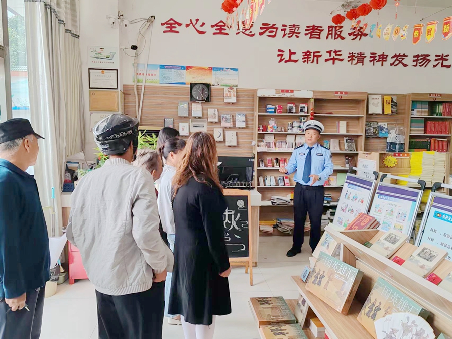 潼关交警开展“庆国庆 平安行”交通安全宣讲“进图书馆”活动。