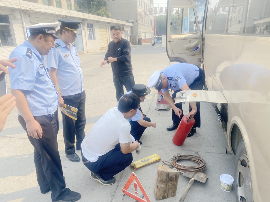 大荔公安交警走进辖区客货运企业开展安全检查及宣传活动.