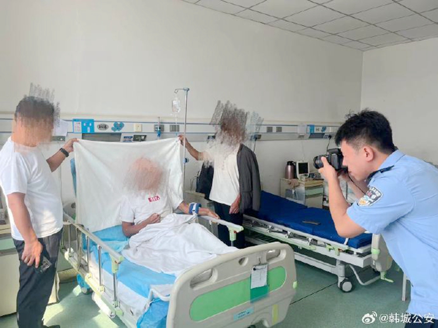 韩城公安为卧床患病的老人成功办理身份证。
