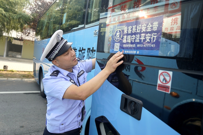 华州公安交警国庆前夕走进旅游景区进行交通安全大检查。