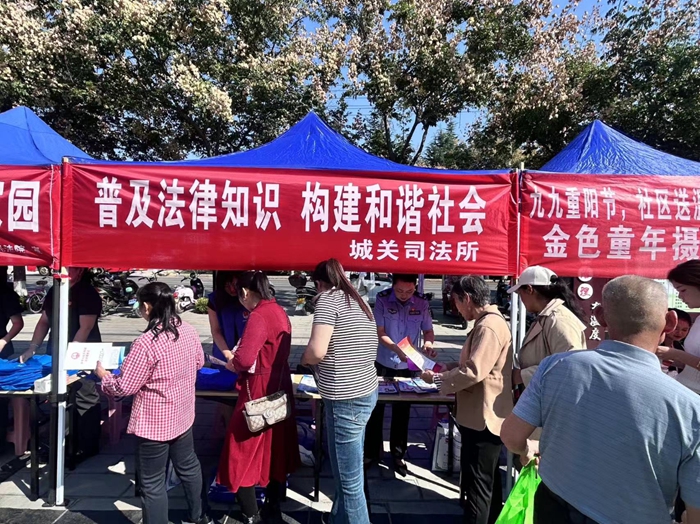 合阳县城关司法所开展重阳节普法宣传进社区活动。