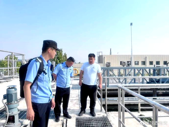 富平公安庄里派出所对辖区涉及使用剧毒易制爆危险化学品企业进行安全检查。