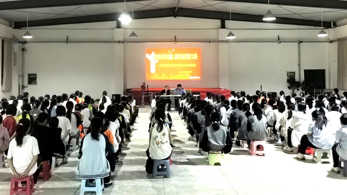 大荔公安民警走进羌白初中为女生上了一堂“女生法治课”。