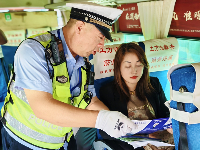 临渭交警走进客运公司开展安全宣传与教育活动。