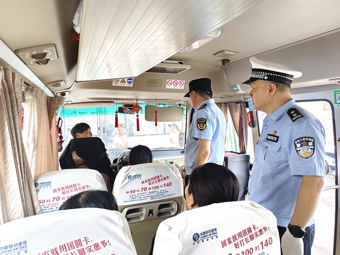 白水公安交警深入客运企业开展节前安全检查。