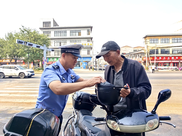 大荔公安交警联合镇政府赠送安全头盔宣传活动。