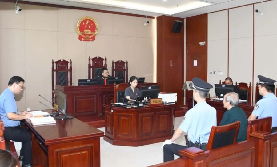 华阴法院公开审理一起拒不执行判决案件。