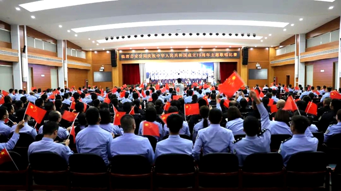 临渭公安分局举行“红歌迎国庆 礼赞新时代”主题歌唱比赛。