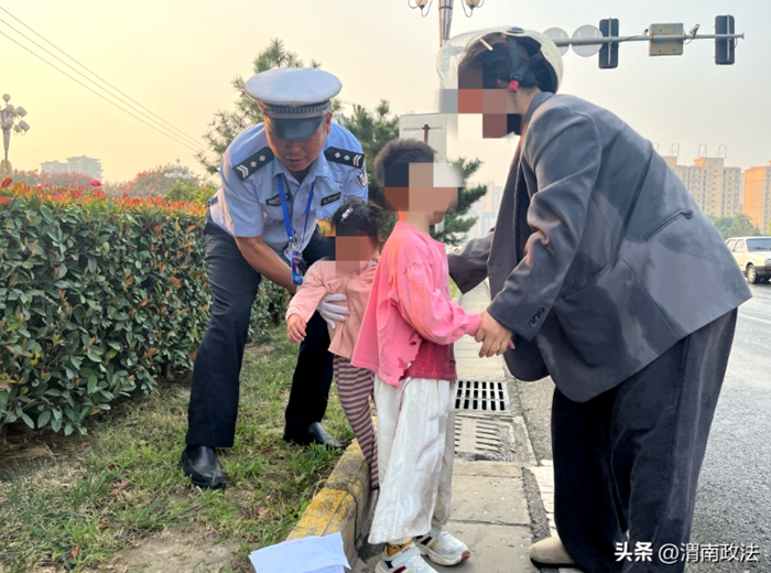 女子骑车不慎摔倒，韩城交警暖心救助。