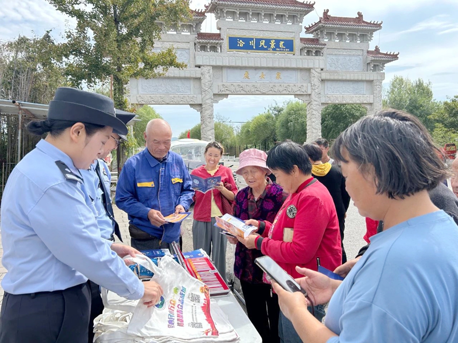 合阳公安走进洽川风景名胜区开展禁毒宣传活动。