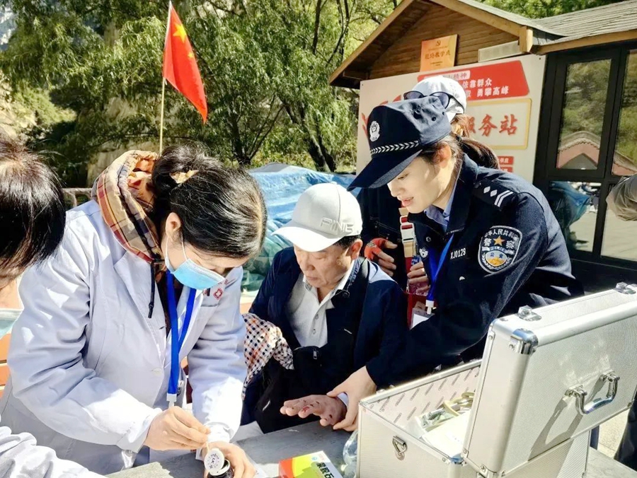 大荔公安暖心安抚受伤的外国游客。