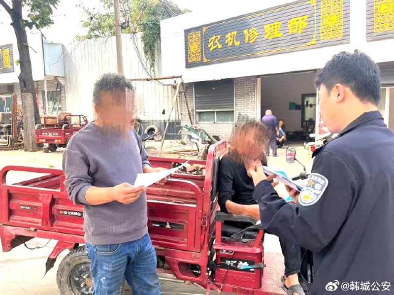 韩城公安龙亭派出所民警进村入巷开展打击网络谣言宣传活动。