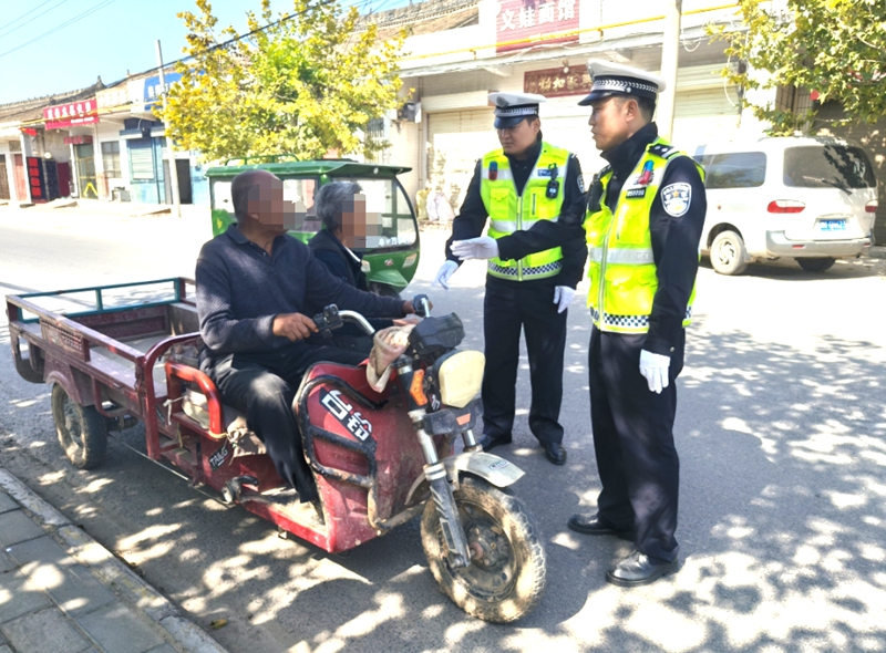 大荔公安交警携手交通志愿者开展“一盔一带”交通秩序整治和交通文明劝导。