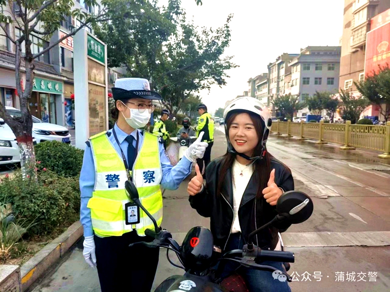 蒲城公安交警开展“一盔一带”专项整治行动。