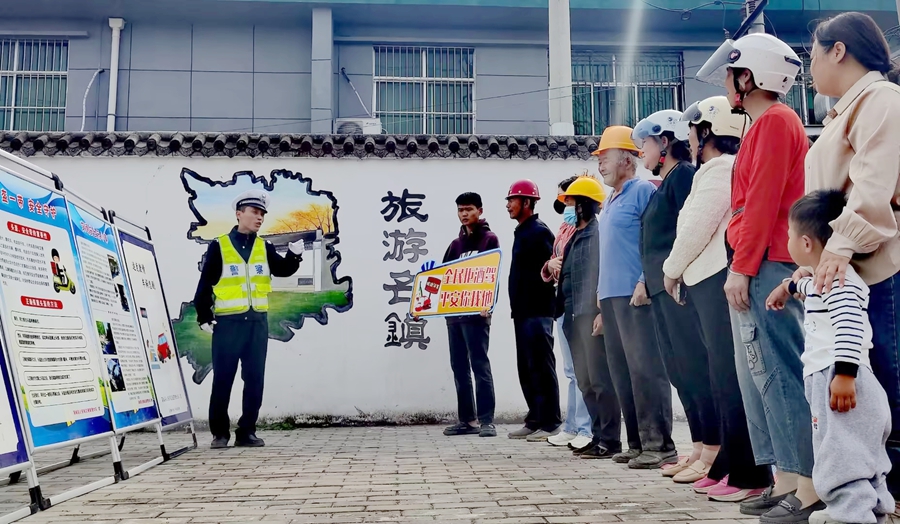 蒲城交警深入辖区开展交通安全宣传活动。