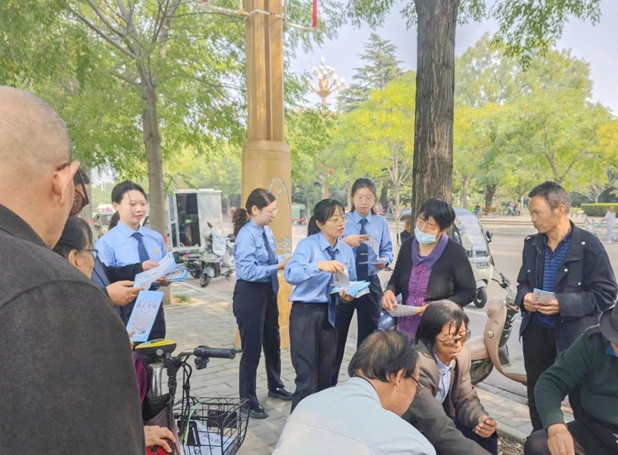华阴市人民检察院干警开展敬老普法宣传活动。