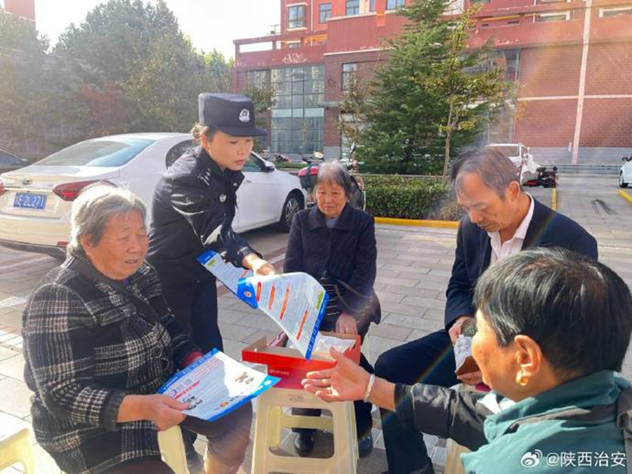 合阳公安为老年人送上“安全大礼包”。