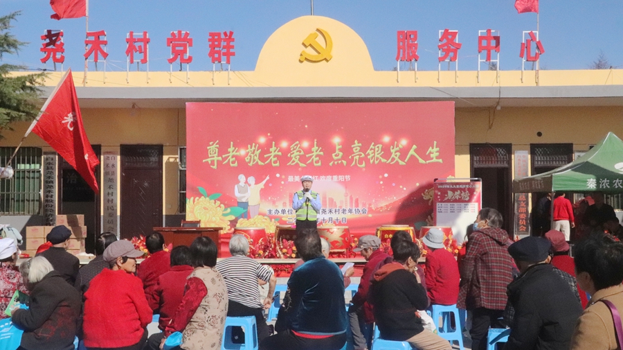 白水交警开展“情系老人平安 共叙交通安全”主题宣传活动。
