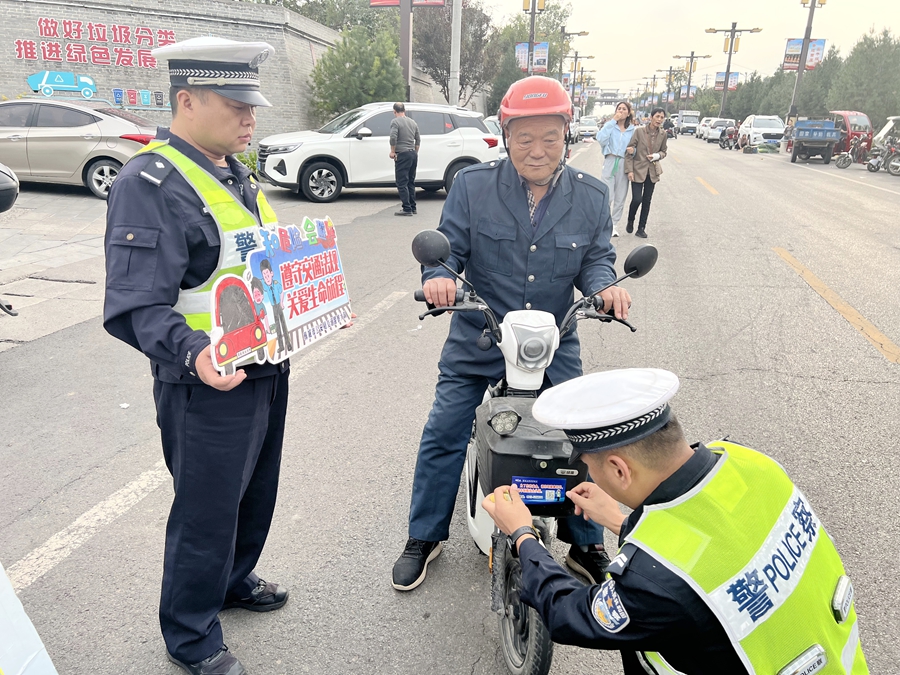韩城公安交警开展“戴头盔 安全行”主题宣传活动。